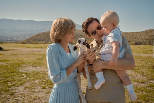 Diana und Charles (Josh O’Connor) genießen Elternfreuden – Bild: Des Willie /​ Netflix