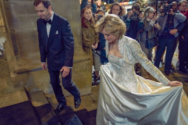 Prinzessin Diana (Emma Corrin) schreitet voran – Bild: Des Willie /​ Netflix