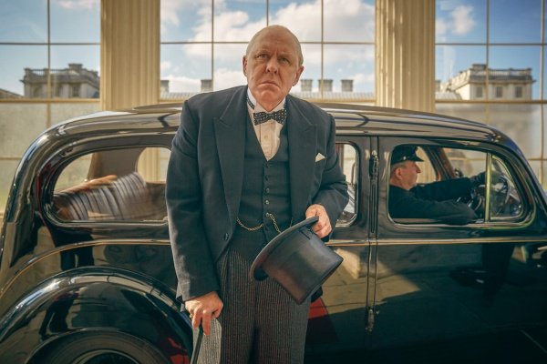 Winston Churchill (John Lithgow) hat gelogen – Bild: Robert Viglosky /​ Netflix