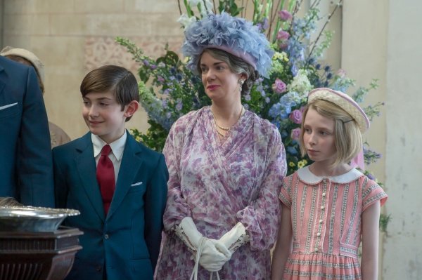 Charles, Queen Mum und Anne erleben Edwards Taufe – Bild: Alex Bailey /​ Netflix