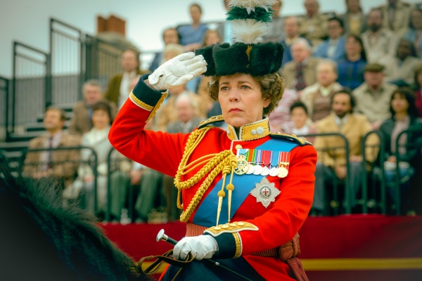 Königin Elizabeth II. (Olivia Colman) sitzt fest im Sattel – Bild: Liam Daniel /​ Netflix