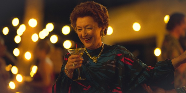 Prinzessin Margaret (Lesley Manville) feiert gerne – Bild: Daniel Escale /​ Netflix