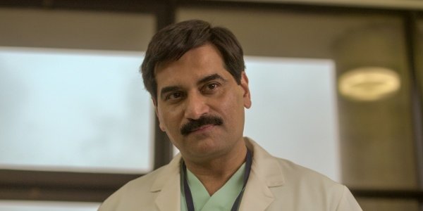 Hasnat Khan (Humayun Saeed) arbeitet im Krankenhaus – Bild: Netflix