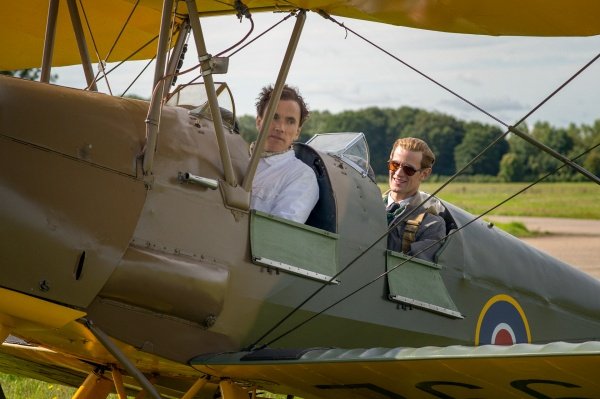 Philip (r.) und Stallmeister Peter Townsend (Ben Miles) fliegen – Bild: Alex Bailey /​ Netflix