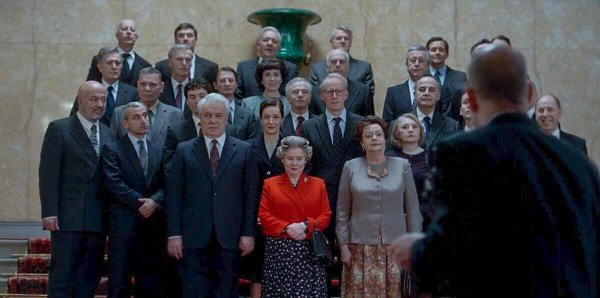Boris Jelzin (Anatoli Kotenjow) posiert auf dem Gruppenfoto – Bild: Peter Morgan /​ Netflix