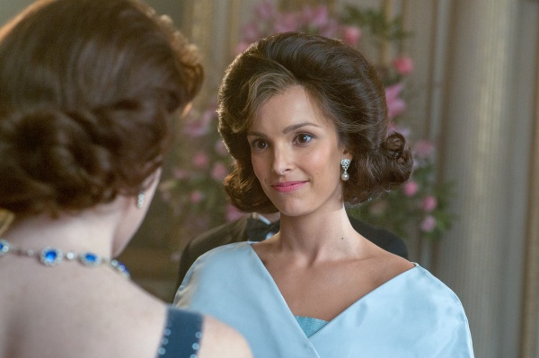 Die Queen (Claire Foy) trifft Jackie Kennedy (Jodi Balfour) – Bild: Alex Bailey /​ Netflix