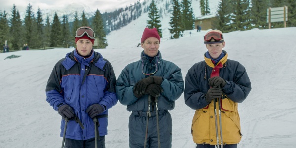 William (l.) und Harry (Luther Ford) hassen Urlaub mit Papa – Bild: Netflix