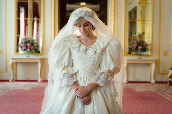 Diana (Emma Corrin) steht vor der Hochzeit – Bild: Des Willie /​ Netflix