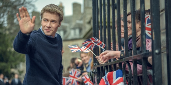 Prinz William (Ed McVey) steht in der Öffentlichkeit – Bild: Justin Downing