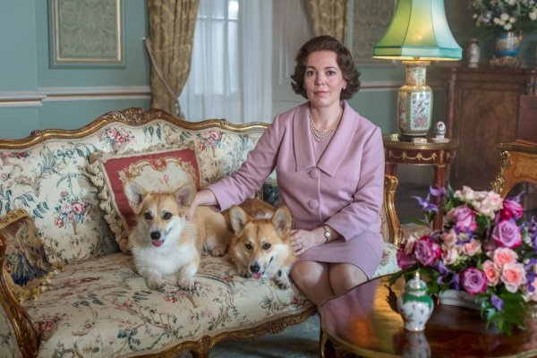 Königin Elizabeth II. (Olivia Colman) liebt ihre Hunde – Bild: Sophie Mutevelian /​ Netflix