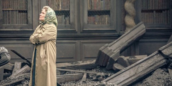 Elizabeth (Imelda Staunton) besichtigt den Schaden – Bild: Keith Bernstein
