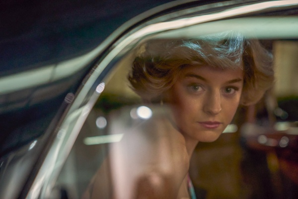 Prinzessin Diana (Emma Corrin) grübelt über ihre Ehe – Bild: Des Willie /​ Netflix