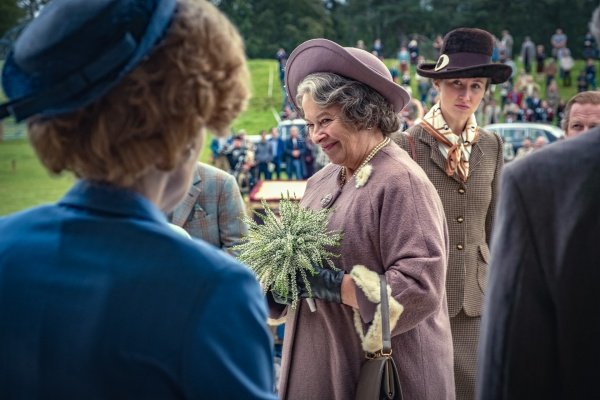 Queen Mum (Marion Bailey) und Anne treffen Schotten – Bild: Mark Mainz /​ Netflix