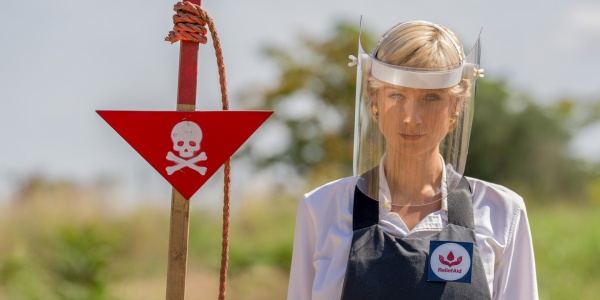 Prinzessin Diana engagiert sich für Opfer von Landminen – Bild: Des Willie /​ Netflix