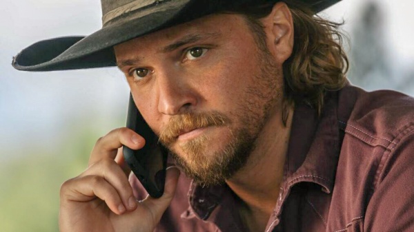 Kayce (Luke Grimdes) löst manche Probleme per Telefon – Bild: Paramount Global