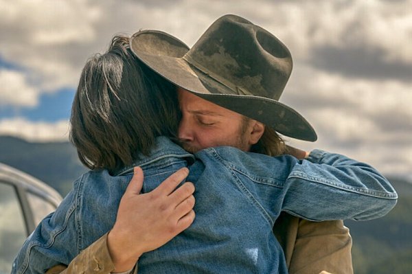 Monica (Kelsey Asbille) und Kayce (Luke Grimes) halten sich – Bild: Paramount Global