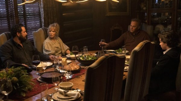 Rip (l.), Beth, John und Carter (r.) essen trotz Spannungen – Bild: Paramount Network