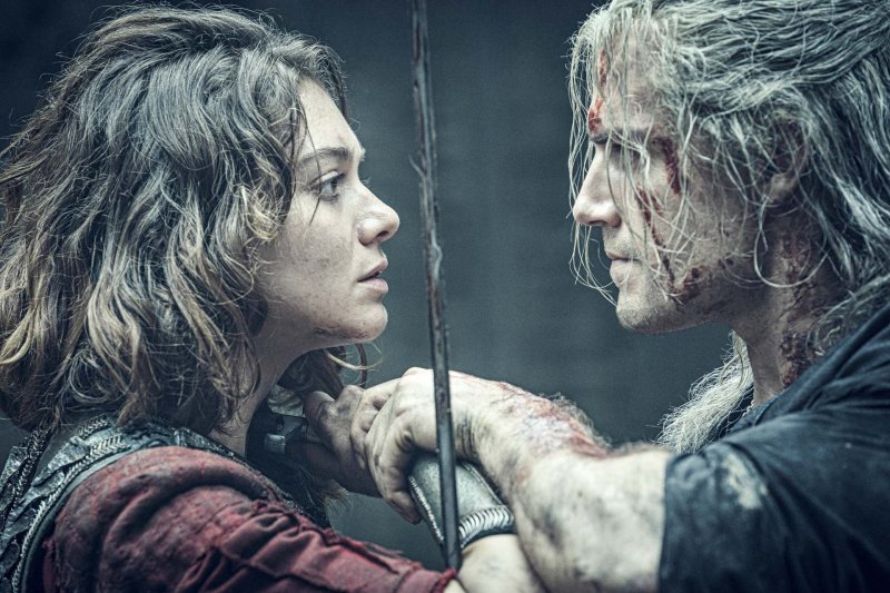Prinzessin Renfri (Emma Appleton) kämpft mit Geralt von Riva (Henry Cavill) – Bild: Katalin Vermes /​ Netflix