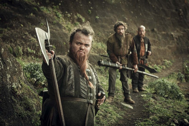 Jagdfieber packt (v.l.) Lucas Corto (Simeon Dyer), Yarpen Zigrin (Jeremy Crawford) und Xavier Moran (Michael Keane) – Bild: Katalin Vermes /​ Netflix