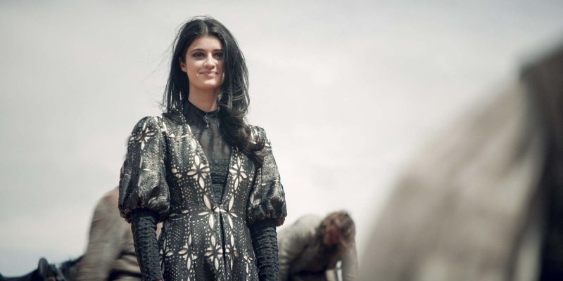 Yennefer von Vengerberg (Anya Chalotra) kehrt zurück – Bild: Katalin Vermes /​ Netflix