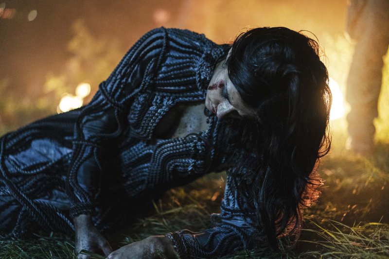 Zauberin Yennefer von Vengerberg (Anya Chalotra) gibt alles – Bild: Katalin Vermes /​ Netflix