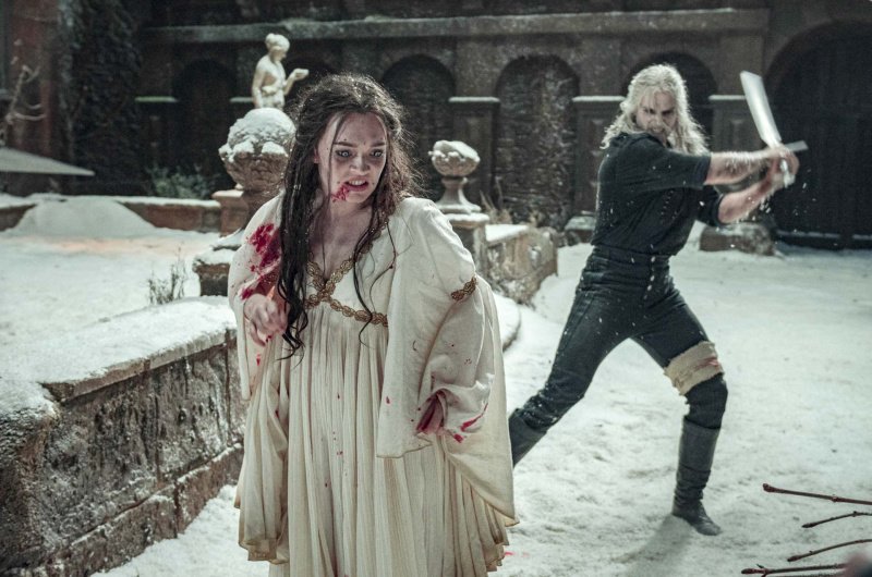 Geralt von Riva (Henry Cavill) verachtet das fiese Monster Vereena (Agnes Born) – Bild: Susie Allnutt /​ Netflix