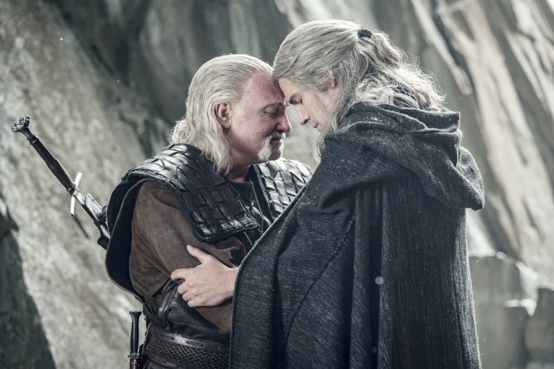 Vesemir (Kim Bodnia) hat Geralt von Riva (Henry Cavill, r.) ausgebildet – Bild: Jay Maidment /​ Netflix