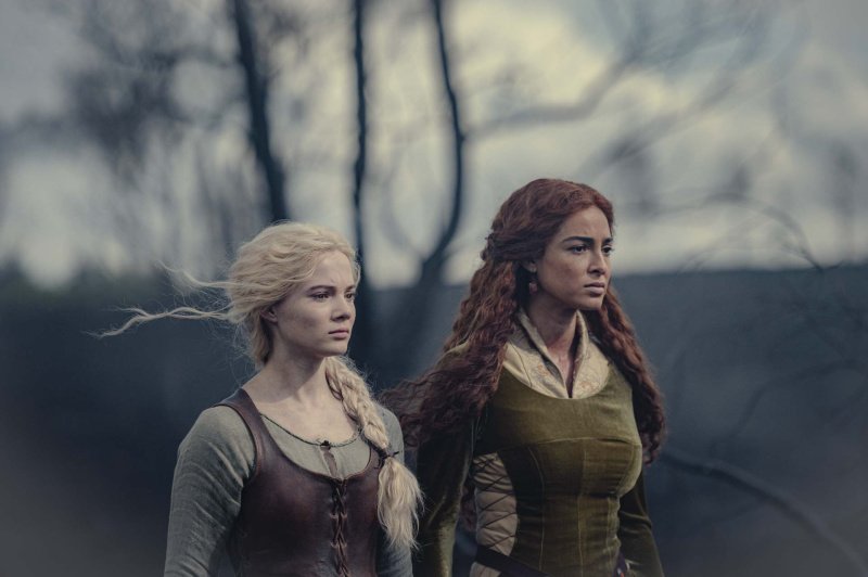 Triss Merigold (Anna Schaffer) glaubt, dass Ciri (Freya Allan, l.) einen Fehler begeht – Bild: Susie Allnutt /​ Netflix
