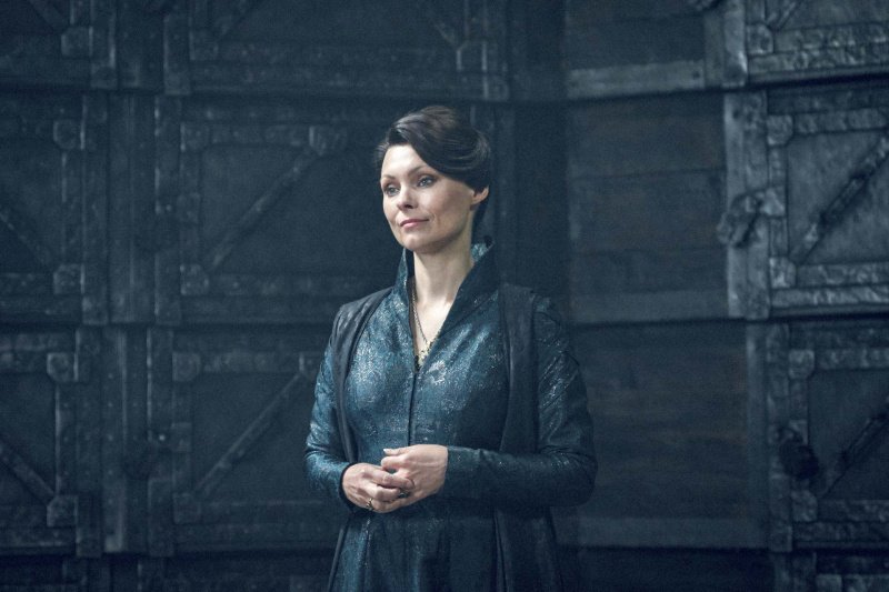 Überraschend taucht Tissaia de Vries (MyAnna Buring) auf – Bild: Susie Allnutt /​ Netflix