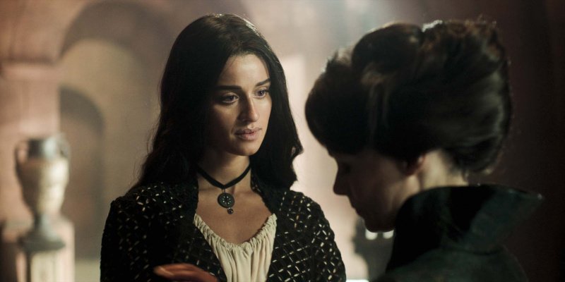 Yennefer von Vengerberg (Anya Chalotra) bittet Tissaia de Vries (MyAnna Buring, r.) um Rat – Bild: Courtesy of Netflix