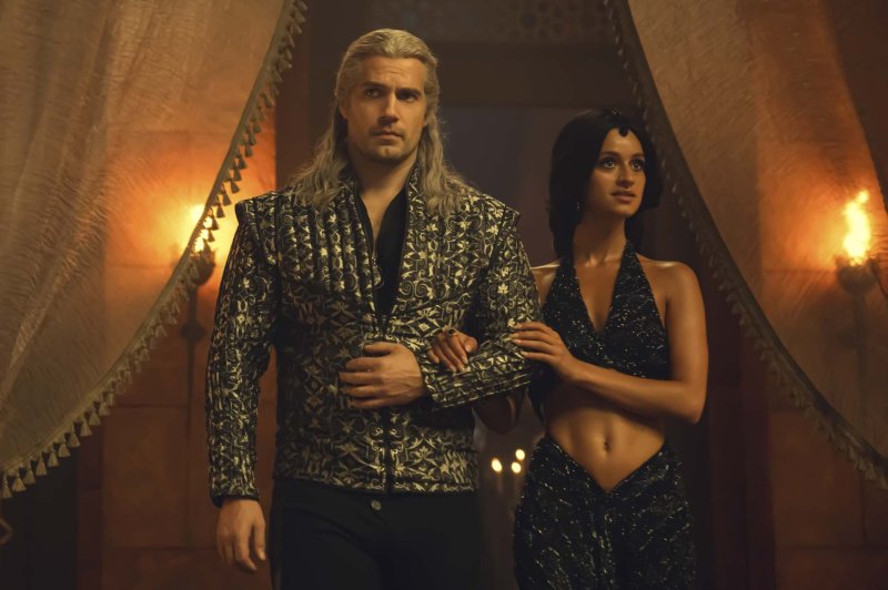 Geralt von Riva (Henry Cavill) geleitet Yennefer (Anya Chalotra) zum Ball in Aretuza – Bild: Susie Allnutt /​ Netflix