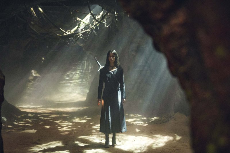 Eine Höhle schützt Yennefer von Vengerberg (Anya Chalotra) – Bild: Susie Allnutt /​ Netflix