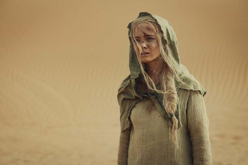 Ciri (Freya Allan) irrt durch die Wüste Korath – Bild: Jay Maidment /​ Netflix
