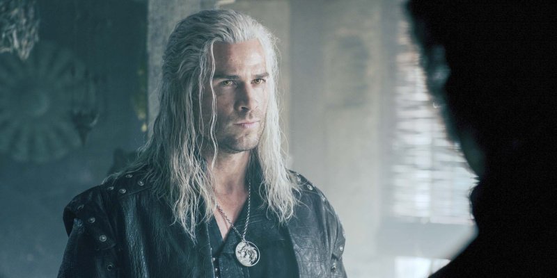 Geralt von Riva (Liam Hemsworth) steht vor einer unheimlichen Begegnung – Bild: Susie Allnutt /​ Netflix