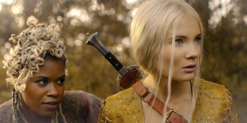 Ciri (Frey Allan) gesellt sich zur Bande der „Ratten“ von Mistle (Christelle Elwin, l.) – Bild: Susie Allnutt /​ Netflix