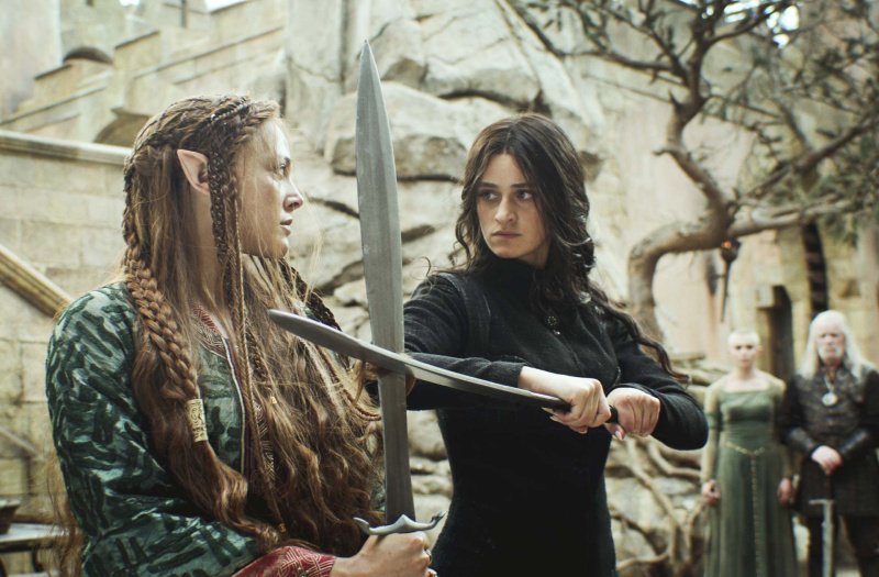 Yennefer (Anya Chalotra) kämpft wenig zauberhaft mit Elfin Francesca Findabair (Mecia Simson, l.) – Bild: Courtesy of Netflix
