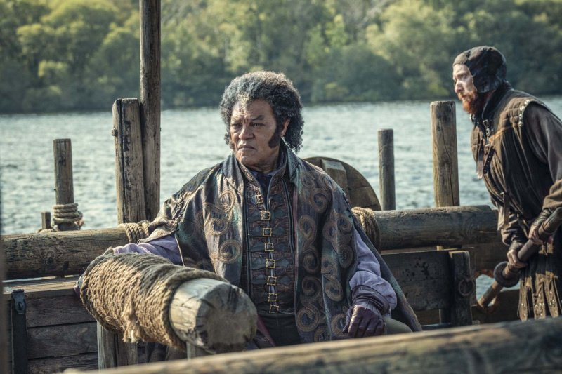 Emiel Regis (Laurence Fishburne)  und Percival Schuttenbach (Andrew French, r.) ahnen nicht, dass sie zum Fluss Jaruga zurückkehren werden – Bild: Susie Allnutt /​ Netflix
