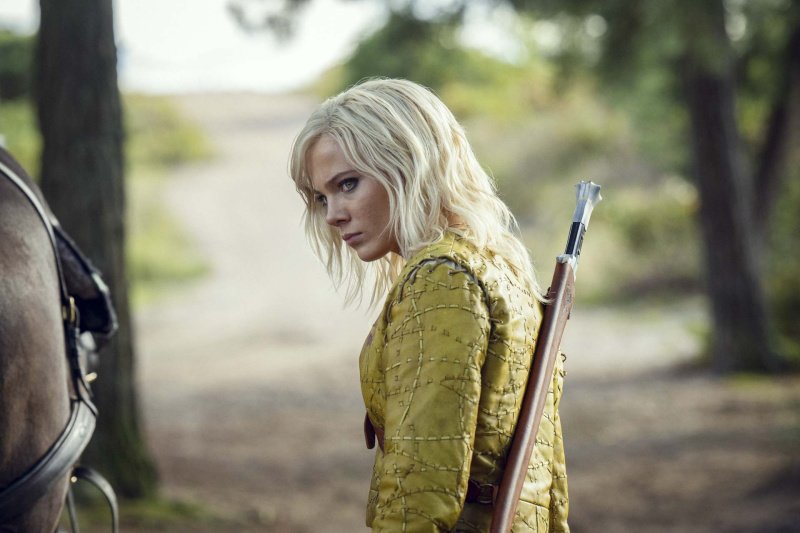 Ciri (Frey Allan) ahnt, dass die Häscher näherrücken – Bild: Susie Allnutt /​ Netflix