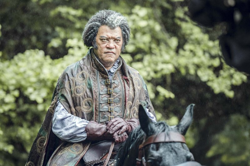 Emiel Regis (Laurence Fishburne) steht vor einer seltsamen Erfahrung – Bild: Susie Allnutt /​ Netflix