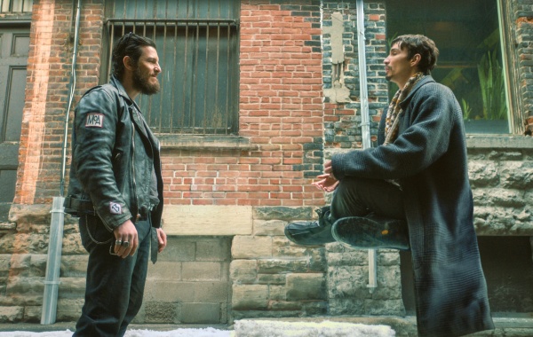 Quinn (George Tchortov, l.) gefährdet Klaus (Robert Sheehan) mehr als je zuvor – Bild: Courtesy of Netflix 2024