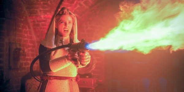 Niemand sollte Grace (Jordan Claire Robbins) um Feuer bitten – Bild: Courtesy of Netflix