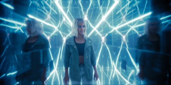Lila Pitts (Ritu Arya) fühlt sich zerrissen – Bild: Courtesy of Netflix