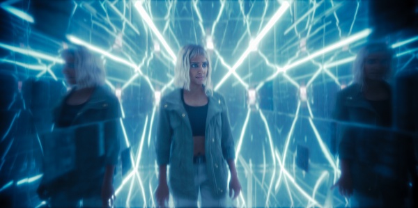 Lila Pitts (Ritu Arya) fühlt sich zerrissen – Bild: Courtesy of Netflix