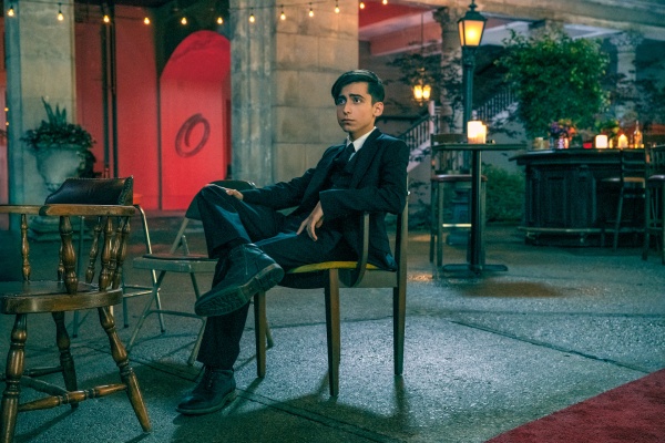 Nummer Fünf (Aidan Gallagher) denkt über ein belauschtes Gespräch nach – Bild: Christos Kalohoridis /​ Netflix
