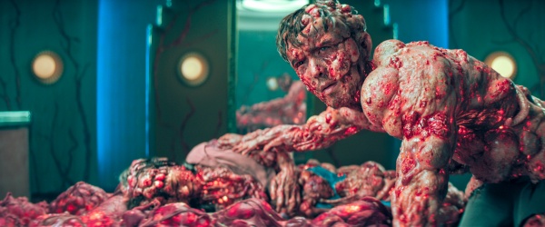 Die Körper von Jennifer (Victoria Sawal) und Ben (Justin H. Min) mutieren heftig – Bild: Courtesy of Netflix 2024