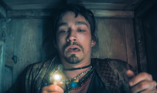 Allmählich hasst Klaus (Robert Sheehan) Friedhöfe und Särge – Bild: Courtesy of Netflix 2024