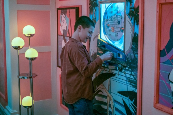 Stan (Javon Walton) spielt in einer ruhigen Minute – Bild: Christos Kalohoridis /​ Netflix