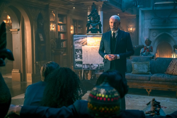 Reginald Hargreeves (Colm Feore) könnte bald durchdrehen – Bild: Christos Kalohoridis /​ Netflix