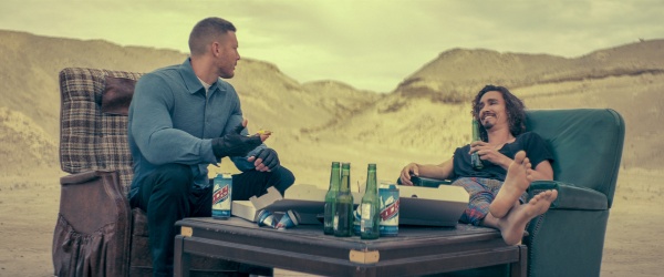 Luther (Tom Hopper, l.) verlangt von Klaus (Robert Sheehan) eine Entscheidung – Bild: Courtesy of Netflix