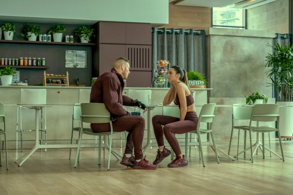 Luther Hargreeves (Tom Hopper) nähert sich Sloane (Genesis Rodriguez) – Bild: Christos Kalohoridis /​ Netflix